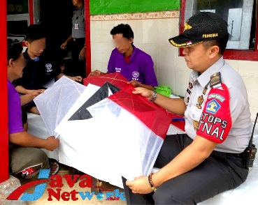 Kasubsi Pelayanan Tahanan Rutan Sumenep Saat Menemani WBP Produksi Layangan, Selasa (12/12/2023)