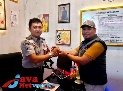 Komisioner Bawaslu Sumenep, Hosnan Hermawan Saat Mengunjungi Rutan Sumenep, Rabu (13/12/2023)