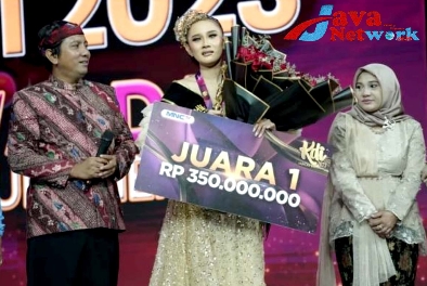 Warda Asal Kabupaten Sumenep Saat Menerima Hadiah dan Penghargaan Sebagai Juara KDI 2023