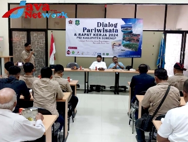 Syamsul Arifin Ketua PWI Sumenep Saat Memberikan Sambutan Pada Acara Dialog Parawisata Dengan Menghadirkan Bupati Sumenep Achmad Fauzi Wongsojudo ke Surabaya, Jum'at (15/12/2023)