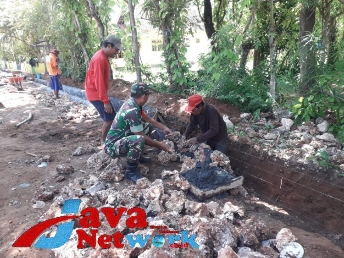 Cegah Banjir Saat Musim Penghujan Babinsa Koramil Sapudi Bantu Warga Buat Saluran Drainase, Sabtu (16/12/2023)