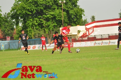 Pertandingan Antara Perrsu Madura City vs Persepam Pamekasan di Stadion A Yani Pangligur Sumenep, Minggu (17/12/2023)