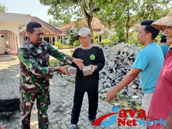 Babinsa Koramil Rubaru Sertu Subaidi Saat Giat Karya Bakti di Masjid di Desa Tambak Sari Rubaru, Minggu (17/12/2023)