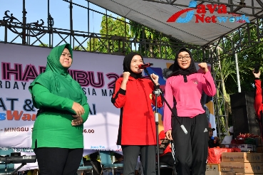 Ketua Perwosi Sumenep Nia Kurnia Fauzi Didampingi Ketua Bhayangkari Polres dan Persit Kartika Kodim 0827/Sumenep di Acara JJS Peringati Hari Ibu 2023, Minggu (17/12/2023)