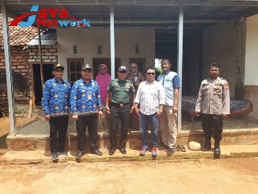 Babinsa Ikuti Monitoring dan Evaluasi pelaksanaan APBDes di Ambunten Tengah, Senin (18/12/2023)