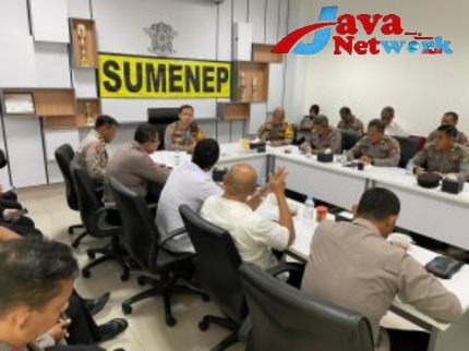 Kapolres Sumenep AKBP Edo Satya Kentriko, SH, SIK, MH Saat Memimpin Coffe Morning di Ruang Lantai II Satpas BPKB Polres Sumenep, Senin (18/12/2023)