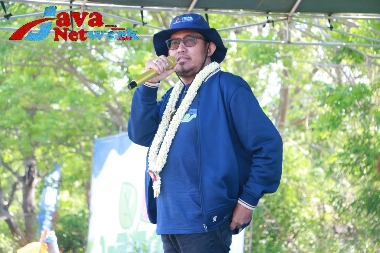 Bupati Achmad Fauzi Wongsojudo Saat Menghadiri dan Memberikan Sambutan Pada Acara Festival Pesisir 2023 di Pulau Gili Iyang Kecamatan Dungkek, Selasa (19/12/2023)