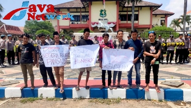 Polres Sumenep Giat Pengamanan Aksi Unras Garda Raya di Depan Kantor DPRD Sumenep, Selasa (19/12/2023)