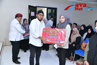 Bupati Sumenep Achmad Fauzi Wongsojudo Saat Menyerahkan Bantuan Sosial Beasiswa Kepada 107 Mahasiswa Penerima Di Aula Dinas Sosial P3A Kabupaten Sumenep, Rabu (20/12/2023)