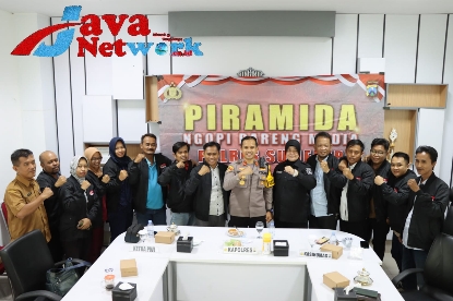 Foto Bersama Usai Ngobrol Santai Dikemas Lewat Piramida Ngopi Bareng Polres Bersama Jurnalis Tergabung di PWI Sumenep, Kamis (21/12/2023)