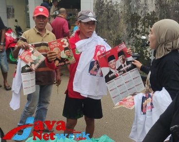 Turba Relawan GMS Bagikan APK Ganjar Mahfud ke Pasar Kampung Diterima Antusias Pedagang dan Pengunjung Pasar, Kamis (21/12/2023)