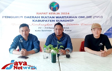 Ketua PD IWO Sumenep, Imam Mustaim R Saat Memberikan Sambutan Pada Raker IWO Sumenep di Kota Surabaya, Minggu (24/12/2023)