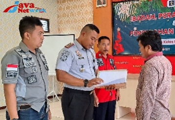 Karutan Sumenep Ridwan Susilo, Amd IP, MM Saat Menyerahkan Satu SK Remisi Natal 2023 Kepada WBP yang Beragama Kristen. Senin (25/12/2023)