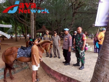 Pastikan Aman Dan Tertib, Babinsa Dasuk Giat Pengamanan Di Obyek Wisata Daerah Binaannya. Senin (25/12/2023)
