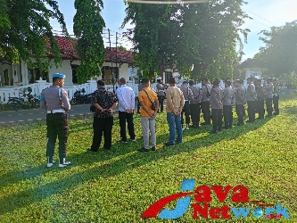 Polres Sumenep Turunkan Puluhan Personel, Amankan Kunjungan Gubernur Jatim. Selasa (26/12/2023)