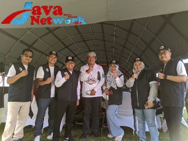 Ketua IKA Unair Sumenep Dr Zamzami Sabiq Bersama Pengurus  IKA Unair Sumenep Saat Menggelar Baksos Pengobatan Gratis di Festival Manggrove ke-VI di Kecamatan Kalianget, Selasa (26/12/2023)