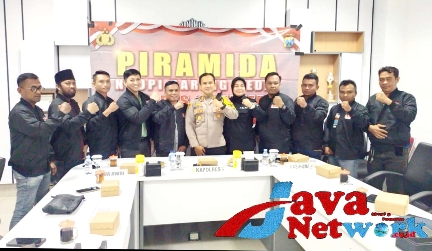 Foto Bersama Kapolres Sumenep AKBP Edo Satya Kentriko, SH, SIK, MH Didampingi Kasi Humas Polres Sumenep AKP Widiarti SH Dan Jurnalis AWDI Sumenep di Acara Piramida Ngopi Bareng Media, Rabu (27/12/2023)