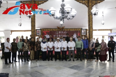 Bupati Achmad Fauzi Wongsojudo, SH, MH, Saat Memberikan Evaluasi dan Sejumlah Rekomendasi Kepada Stakeholder Terkait Pelaksanaan Calendar Of Event Sumenep 2023, di Pendopo Agung Keraton Sumenep, Rabu (27/12/2023)