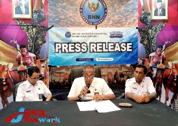 Kepala BNNK Sumenep Bambang Sutrisno, SE, MM Saat Menggelar Pers Rilis di Kantor BNNK Sumenep Jalan Seludang Desa Kolor Kecamatan Kota Kabupaten Sumenep, Rabu (27/12/2023)