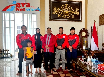 Bupati Sumenep Achmad Fauzi Wongsojudo Saat Menerima Kehadiran Dua Atlet Bola Voli Putri Sumenep yang Berprestasi di Rumahnya Desa Torbang Kecamatan Batuan, Kamis (28/12/2023)