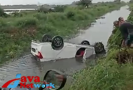 Minibus Terjun ke Daerah Aliran Sungai di Lingkar Timur Jum'at. (29/12/2023)