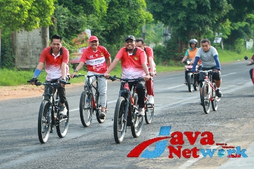 Bupati Sumenep Achmad Fauzi Wongsojudo Saat Gowes Bareng Bersama Dandim Sumenep Letkol Czi Donny Pramudya Mahardi, SE, MSi. Jum'at (29/12/2023)