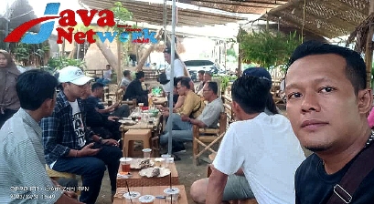 Songsong Tahun Baru 2024, Owner Cafe President Gelar Makan Bareng Bersama Wartawan dan LSM Sumenep, Minggu (31/12/2023)