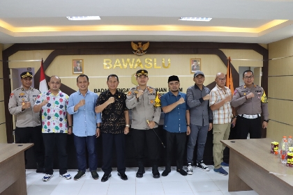 Situasi Silaturahmi Bersama Kapolres Sumenep, AKBP Henri Noveri Santoso, SH, SIK, MM Bersama Kajari Trimo, SH, MH Saat Mengunjungi Kantor Bawaslu Sumenep, Jum'at (19/01/2024)