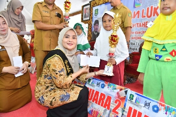 Bunda Paud Nia Kurnia Fauzi Saat Memberikan Hadiah Kepada Juara Lomba Mewarnai Tingkat Anak Usia Dini di Pendopo Agung Keraton Sumenep, Selasa (23/01/2024)