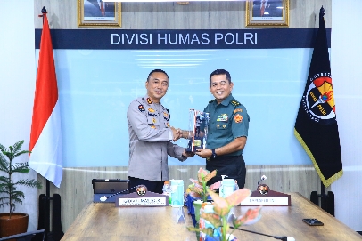 Kadiv Humas Polri Irjen Pol Sandi Bersama Kapuspen TNI Mayjen TNI Nugraha Gumilar, Kamis (25/01/2024)