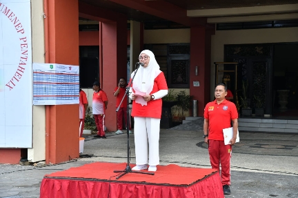 Wabup Sumenep Hj Dewi Khalifah, SH, MH, MPdi Saat Memberikan Sambutan Pada Acara Event Sepak Bola Mini Tingkat SD Antar Kecamatan se-kabupaten Sumenep di Kantor Pemkab Sumenep, Jum'at (26/01/2024)