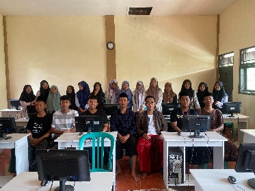 Suasana Pendidikan dan Pelatihan Sekolah Media Kabhar Langghar di Laboratorium komputer Yayasan An Nawari Desa Sera Tengah Kecamatan Bluto Kabupaten Sumenep, Jum'at (26/01/2024)