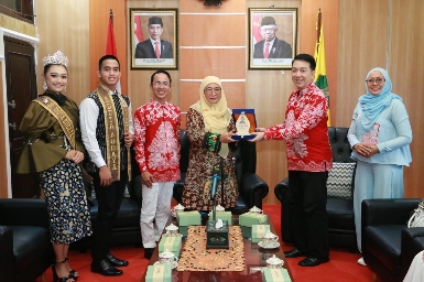 Wakil Bupati Sumenep, Hj. Dewi Khalifah, SH, MH, MPdi Saat Menyambut Kunjungan Duta Budaya Indonesia di Pendopo Agung Keraton Sumenep, Sabtu (27/01/2024)