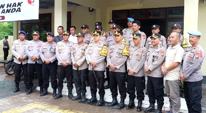 Kapolres Sumenep, AKBP Henri Noveri Santoso, SH, SIK, MM Foto Bersama PJU dan Kapolsek Giligenteng bersama Anggota, Sabtu 27 Januari 2024
