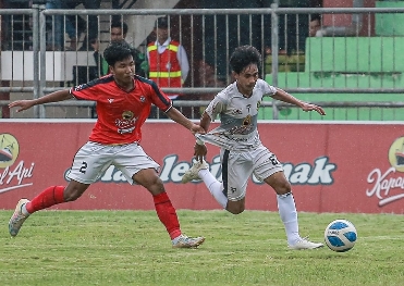 Pertandingan Perrsu Madura City vs Persiga Trenggalek di Stadion Untung Suropati Kota Pasuruan, Kamis (18/01/2024)