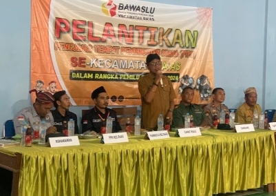 Sekretaris Kecamatan (Sekcam) Raas Bambang Rusdiyanto, SH MAP Saat Memberikan Sambutan di Acara Pelantikan 154 PTPS se-Kecamatan Raas, Senin (22/01/2024)
