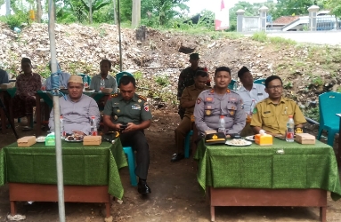 Kapolsek Prenduan IPTU Miftahol Rahman, SH, MH Bersama Dandim Sumenep Letkol Czi Donny Pramudya Mahardi, SE, MSi, MSc Saat Menghadiri Peresmian Sumur Bor dan Pipanisasi Bantuan Kemenhan RI di Pondok Pesantren Annajeh Desa Karduluk Kecamatan Pragaan, Selasa (23/01/2024)