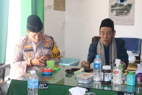 Kapolres Sumenep AKBP Henri Noveri Santoso, SH, SIK, MM Bersama Pengasuh Pondok Pesantren Annuqayah Guluk-Guluk KH. Mugsit Idris, Kamis (25/01/2024)