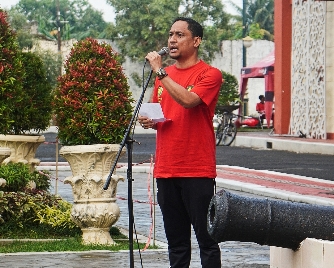 Kadisdik Sumenep Agus Dwi Saputra, SSos, MSi Saat Memberikan Sambutan Pada Acara Pembukaan Lomba Olahraga Tradisional di Halaman Kantor Bupati Sumenep, Jum'at (26/01/2024)