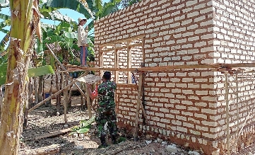 Serma TNI Mohammad Erfan Riady Babinsa Batudinding Kecamatan Gapura Saat Melaksanakan Giat Bakti TNI pada Warga Desa Binaan, Minggu, 28 Januari 2024