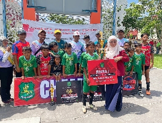 Wakil Bupati Sumenep Saat Menyerahkan Piagam Kepada Salah Juara Turnamen Junior Mini Soccer Kabupaten Sumenep 2024 di Jalanan Kantor Bupati Sumenep, Minggu 28 Januari 2024