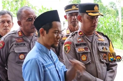 Ketua APSI Jatim Sulaisi Abdurrazaq Saat Menceritakan Kejadian Kebakaran Sepeda Motor Miliknya ke Wakapolres Sumenep, Senin (29/01/2024)
