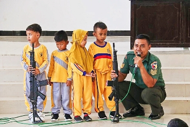 Serma Syaiful Bahri Saat Mengenalkan Anak Usia Dini Pada Alutsista TNI Kodim 0827/Sumenep, Senin 29 Januari 2024