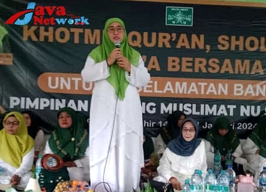 Ketua Muslimat NU Kabupaten Sumenep Sekaligus Wakil Bupati Sumenep Hj Dewi Khalifah, SH, MH, MPdi Saat Memberikan Sambutan Pada Acara Khatmil Qur'an dan Tumpengan, Senin (01/01/2023)