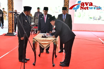 Bupati Sumenep Achmad Fauzi Wongsojudo Saat Melantik dan Mengambil Sumpah Jabatan di Pendopo Agung Keraton Sumenep, Selasa (02/01/2023)