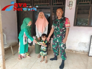 Babinsa Dasuk Dampingi Bidan Desa Berikan Makanan Tambahan Kepada Balita Stunting, Selasa (02/01/2023)