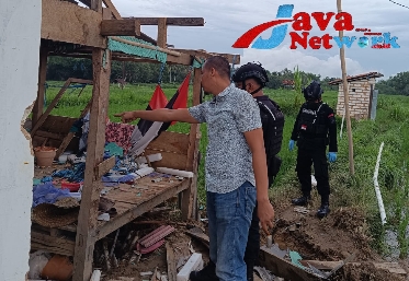 Tim Gegana Polda Jatim Dipimpin Bripka Slamet Olah TKP di Dusun Laok, Desa Bates Kecamatan Dasuk, Rabu (03/01/2023)