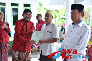 Bupati Sumenep, DR. H. Achmad Fauzi Wongsojudo, SH, MH Kembali Serahkan Ratusan Sertifikat Tanah Program PTSL di Desa Gedang-Gedang Batuputih, Jum'at (05/01/2024)