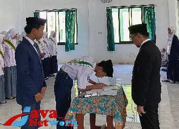 Wakil Pengasuh Ponpes Nasyrul Ulum Aeng Dake sekaligus Ketua IKA Unair Sumenep Dr Zamzami Sabiq Hamid, SPsi Saat Melantik Pengurus Osis SMP-SMK Nasyrul Ulum Aeng Dake, Jum'at (05/01/2024)
