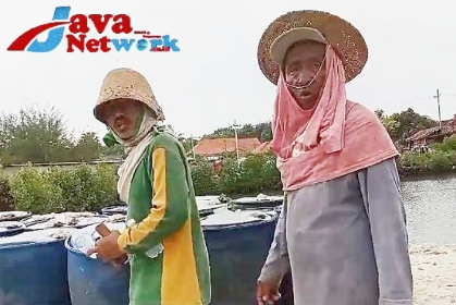 Suasana Pekerja Memindahkan BBM jenis Solar di Pelabuhan TUKS di Desa Kalianget Timur, Kecamatan Kalianget Kabupaten Sumenep